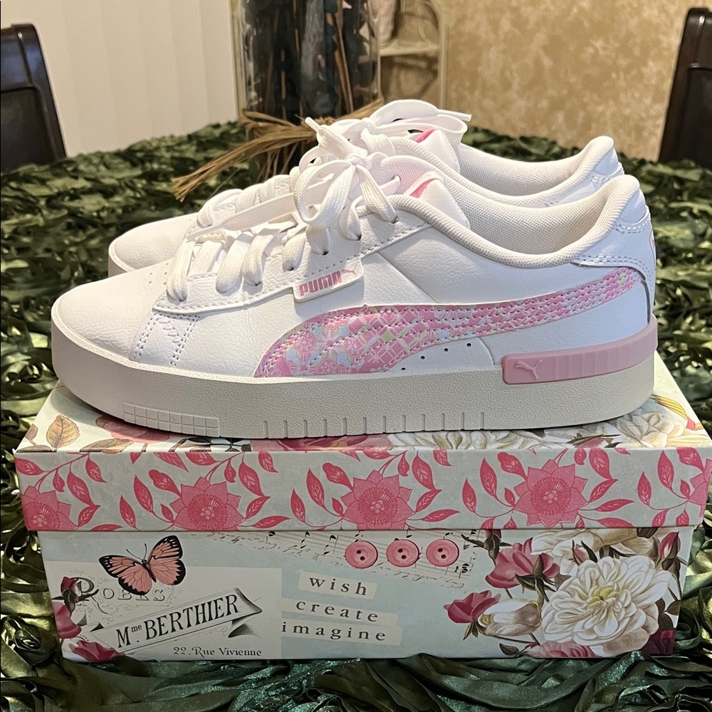 Puma White and Pink Casual Sneakers Big Girl Size 7 = Women’s Size 8.5